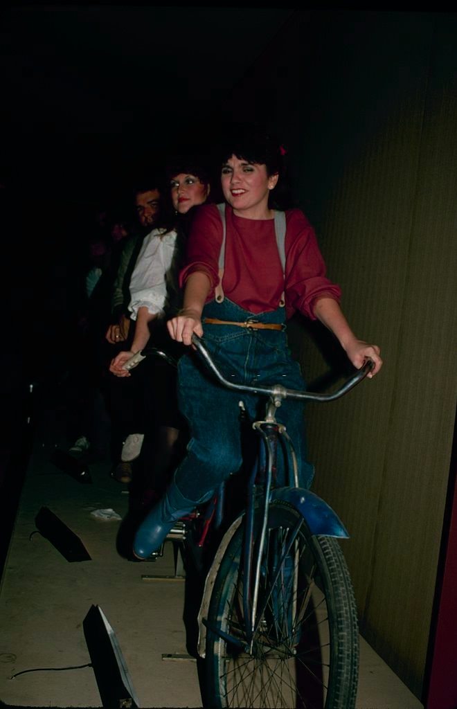 Linda Rondstadt on a bycycle, 1980