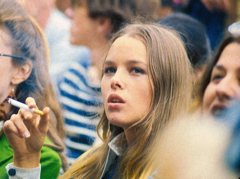 Young Michelle Phillips: Gorgeous Photos Of Californian Dreamgirl From 1960s and 1970s