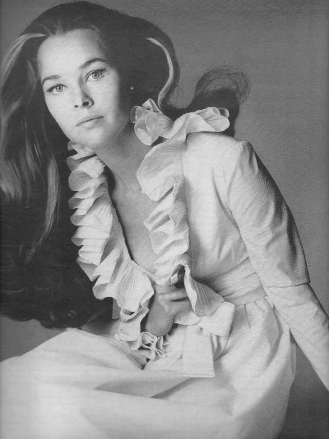 Young Michelle Phillips: Gorgeous Photos Of Californian Dreamgirl From 1960s and 1970s