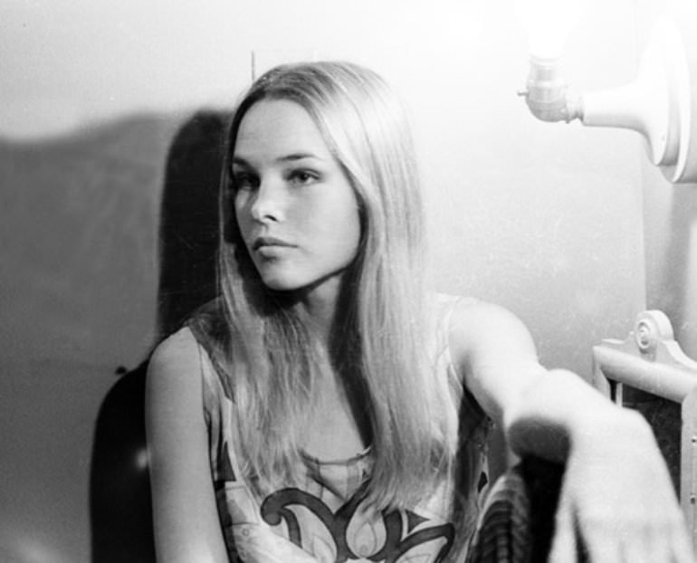 Young Michelle Phillips: Gorgeous Photos Of Californian Dreamgirl From 1960s and 1970s