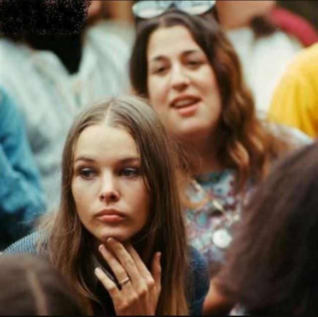 Young Michelle Phillips: Gorgeous Photos Of Californian Dreamgirl From 1960s and 1970s