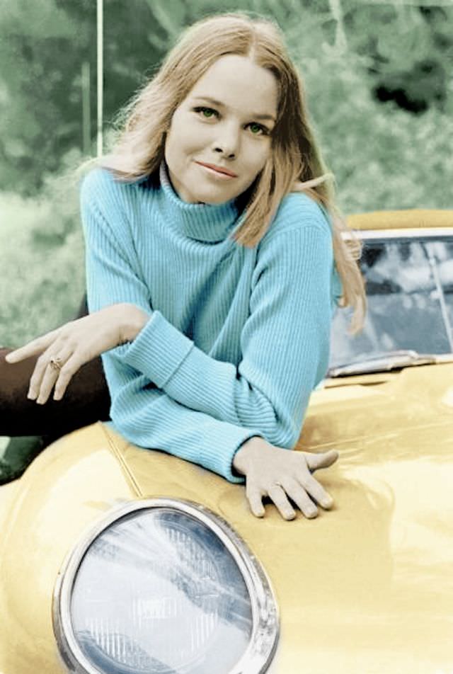 Young Michelle Phillips: Gorgeous Photos Of Californian Dreamgirl From 1960s and 1970s