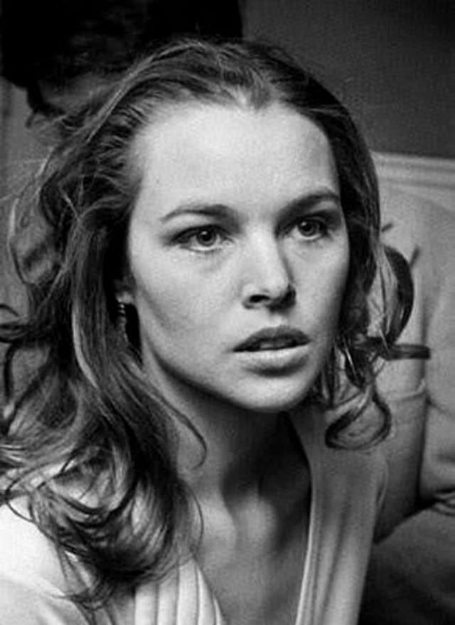 Young Michelle Phillips: Gorgeous Photos Of Californian Dreamgirl From 1960s and 1970s