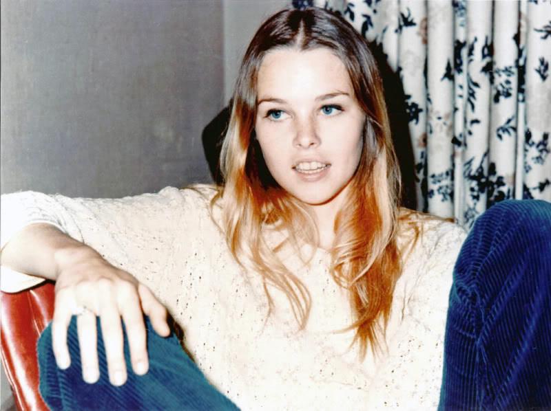 Young Michelle Phillips: Gorgeous Photos Of Californian Dreamgirl From 1960s and 1970s