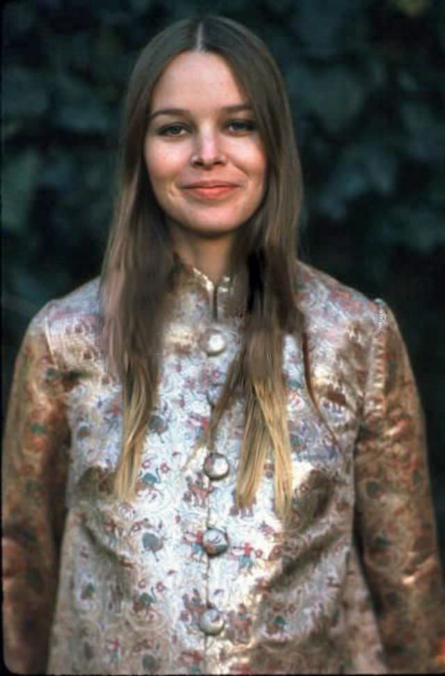 Young Michelle Phillips: Gorgeous Photos Of Californian Dreamgirl From 1960s and 1970s