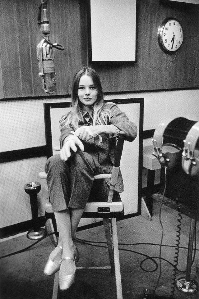 Young Michelle Phillips: Gorgeous Photos Of Californian Dreamgirl From 1960s and 1970s