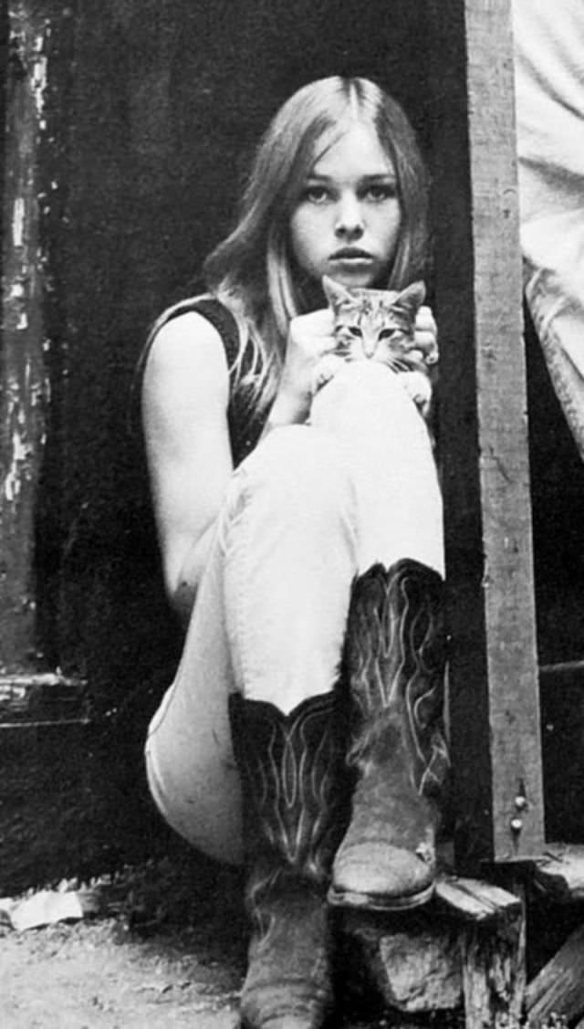 Young Michelle Phillips: Gorgeous Photos Of Californian Dreamgirl From 1960s and 1970s