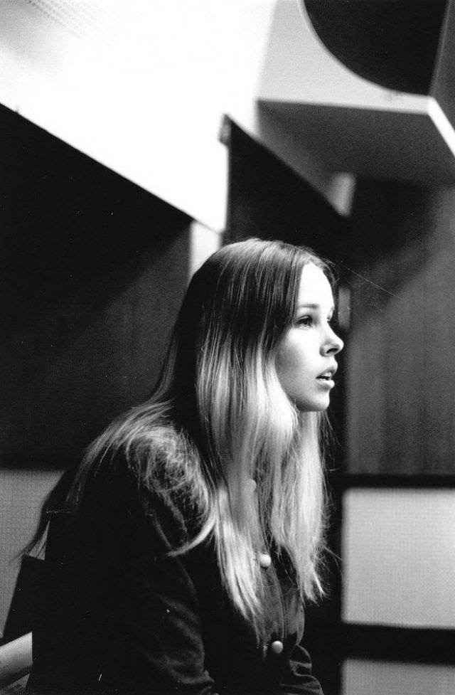 Young Michelle Phillips: Gorgeous Photos Of Californian Dreamgirl From 1960s and 1970s