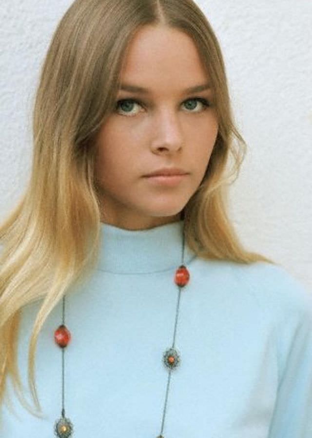 Young Michelle Phillips: Gorgeous Photos Of Californian Dreamgirl From 1960s and 1970s