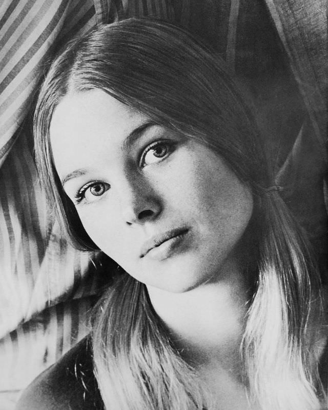 Young Michelle Phillips: Gorgeous Photos Of Californian Dreamgirl From 1960s and 1970s