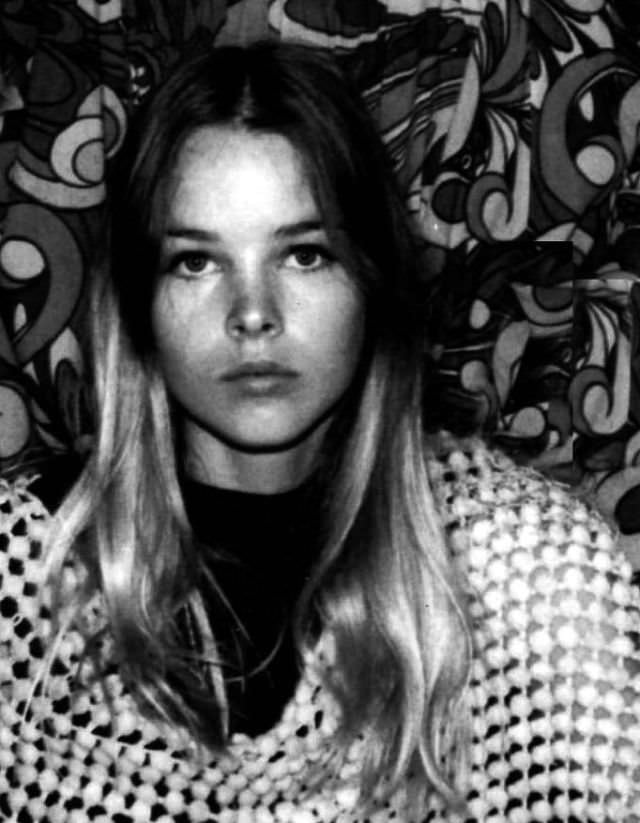 Young Michelle Phillips: Gorgeous Photos Of Californian Dreamgirl From 1960s and 1970s