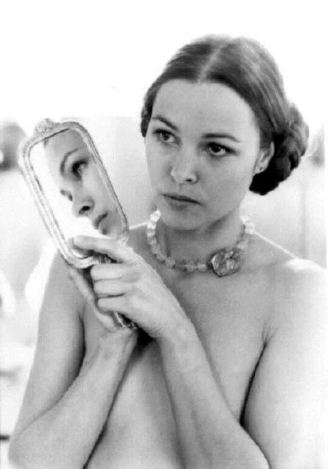 Young Michelle Phillips: Gorgeous Photos Of Californian Dreamgirl From 1960s and 1970s