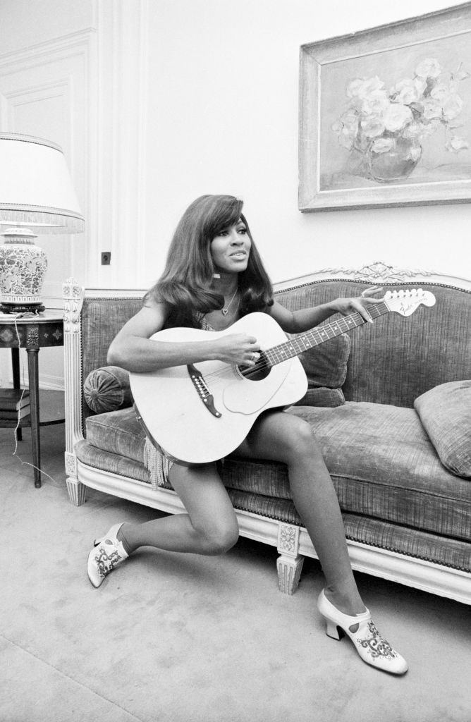 Tina Turner playing guitar, 1971