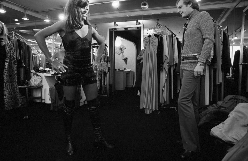 Tina Turner with Loris Azzaro in his store, Pairs, 1971