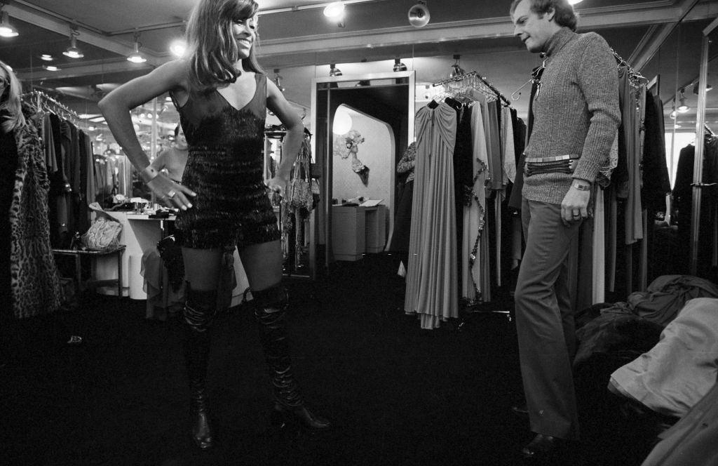 Tina Turner with Loris Azzaro in his store, Pairs, 1971