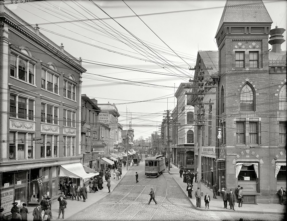 Essex Street, looking north from town square, Salem, Massachusetts, circa 1906