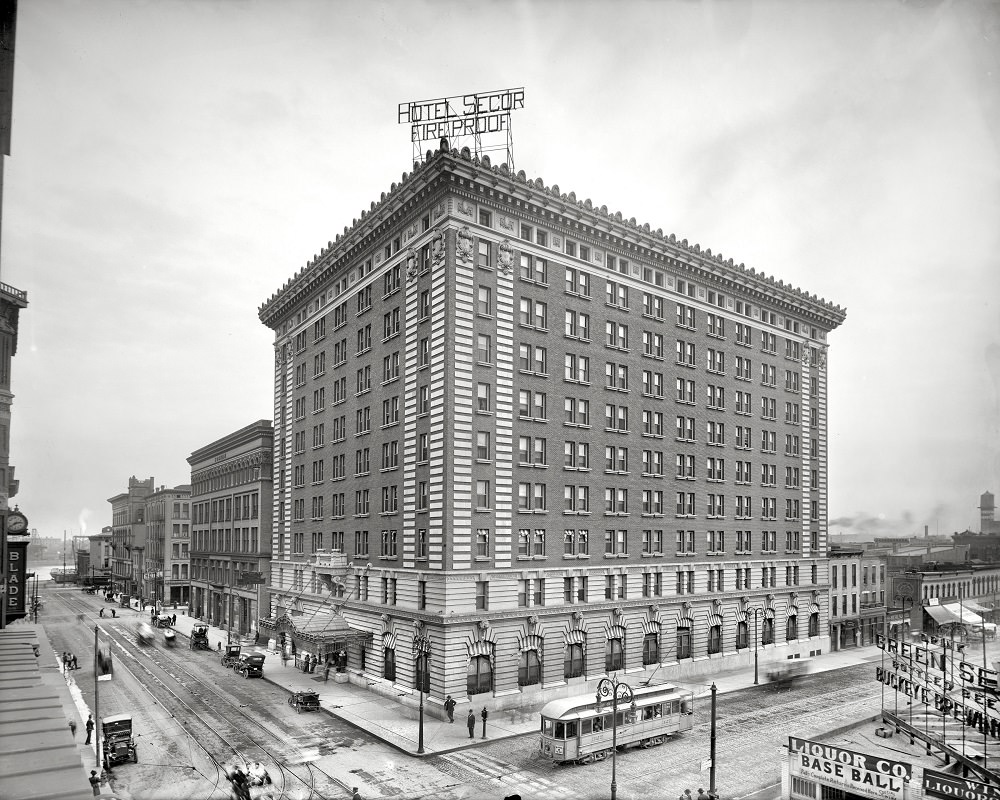 Toledo, Ohio, circa 1909. "Hotel Secor, Jefferson Avenue and Superior Street."