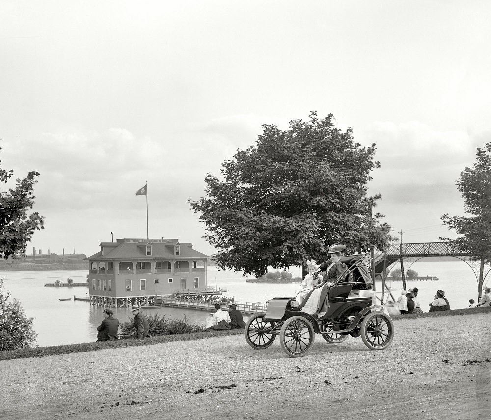 Riverside Park and boat house, Toledo, 1910