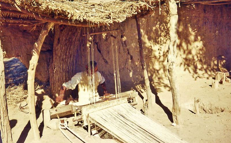 A weaver at a village sits in the shade, Chang Manga