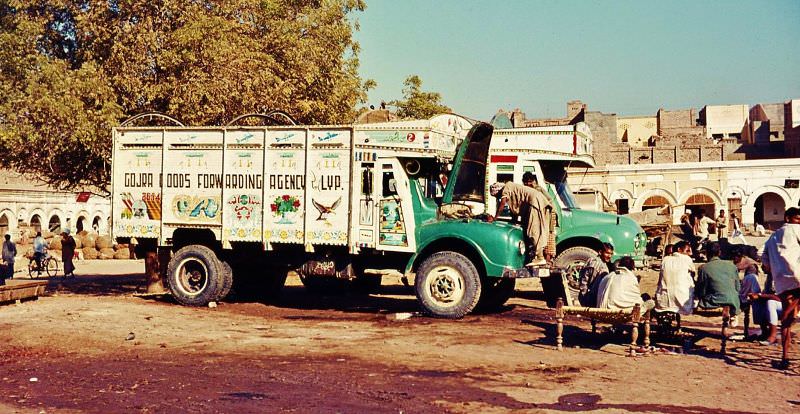 Truck stop at Khanewal market, Khanewal