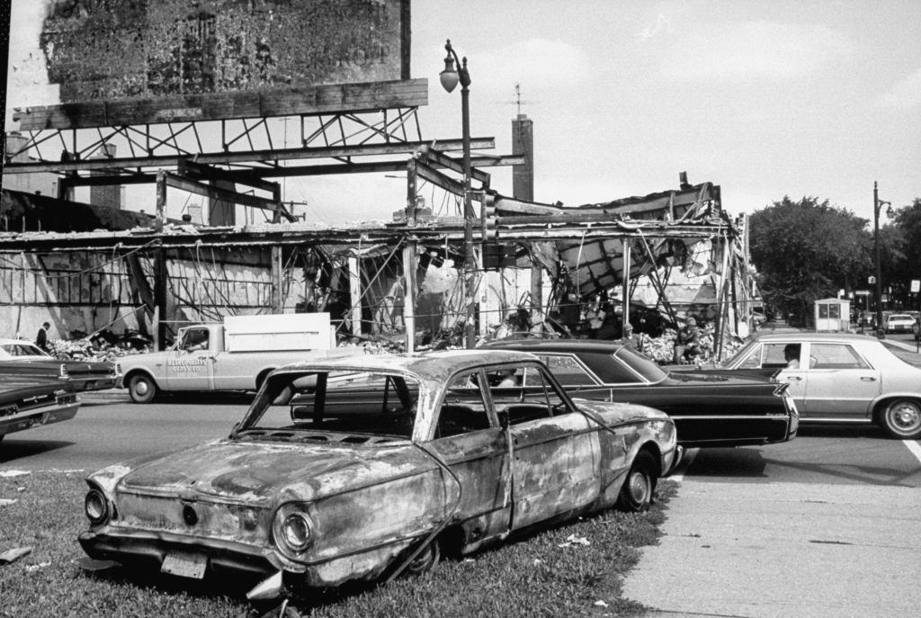 Detroiti verseny zavargások, kibelezött épületek és elégetett autók következményei, 1967
