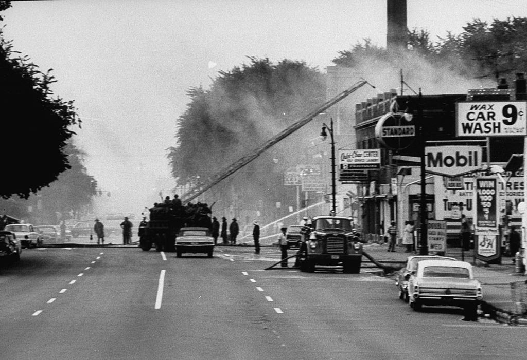 Detroiti verseny zavargások során, elpusztult környéket mutatva, tűzoltó tűzoltó, 1967