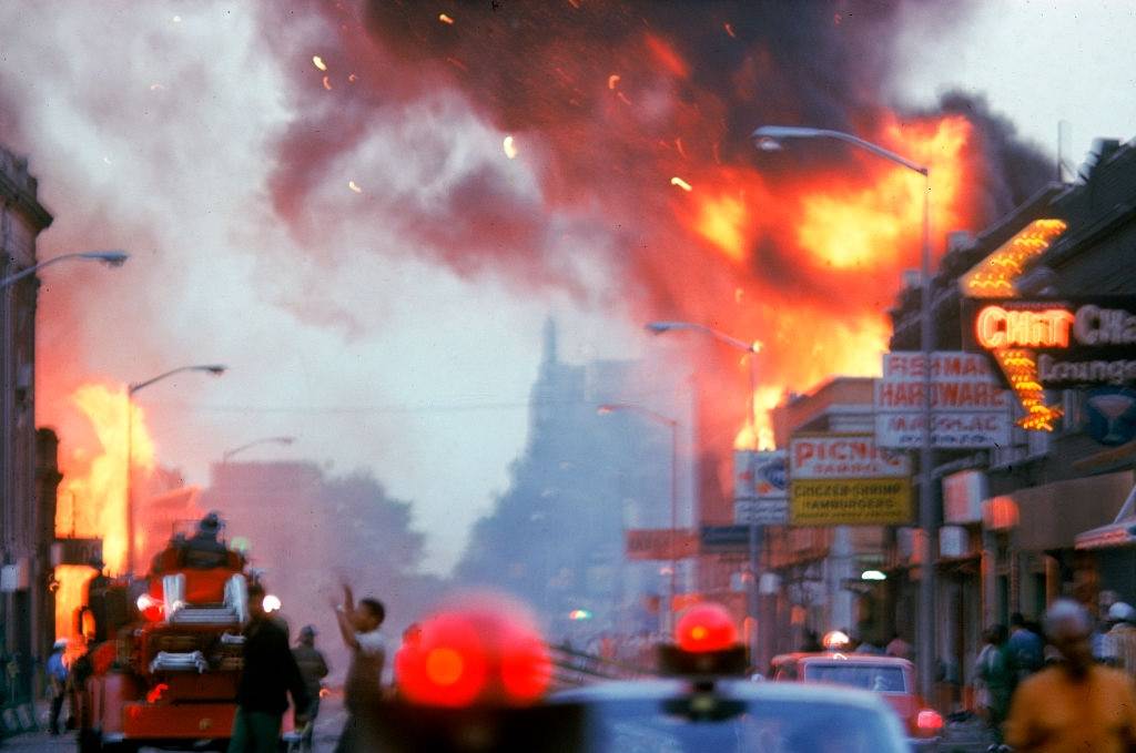 A verseny zavarok utáni ellenőrizetlenül égő épületek sziklák a városban, Detroit, 1967