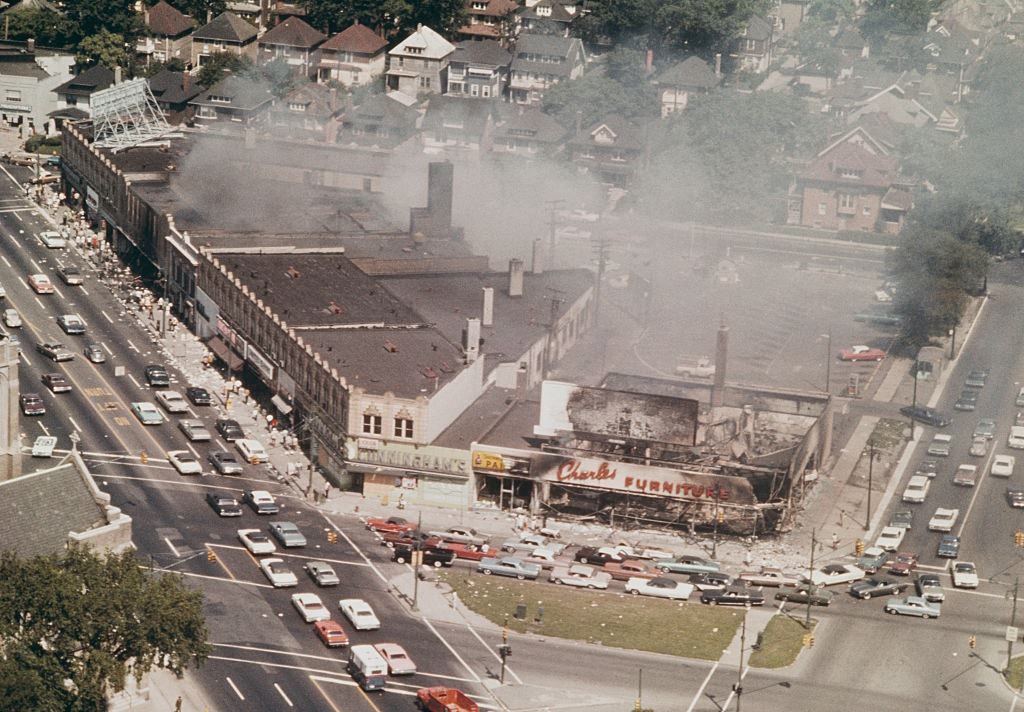 A leégett épületek légi felvétele, valamint a boltok és üzlethelyiségek általános megsemmisítése Detroitban, 1967