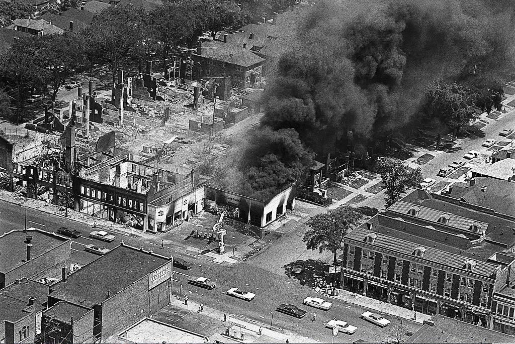 Az épületek (balra) kibelezve emlékeztetõi azt a pusztítást okozzák, amelyet két napos zavargások okoztak Detroit nyugati oldalán, 1967