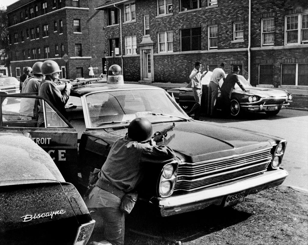 A rendőrök gyanúsítottak letartóztattak egy Detroiti utcán 1967. július 25-én a zavargások során, amelyek Detroitban robbanták fel a rendőri művelet után.