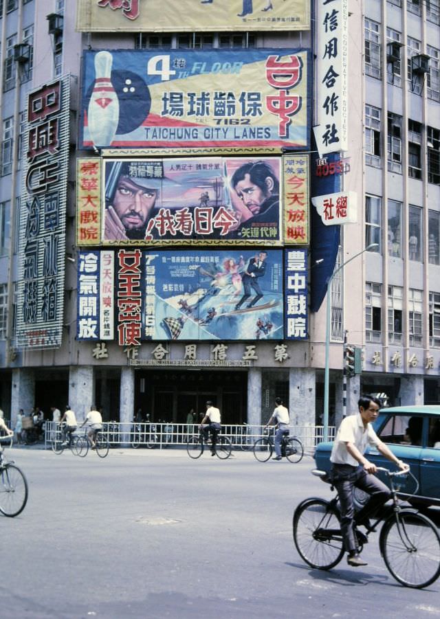 Movie marquee - Jame's Bond - On Her Majesty's Secret Service, Taichung