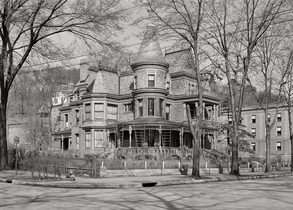 Victorian house, Dubuque, Iowa, April 1940.