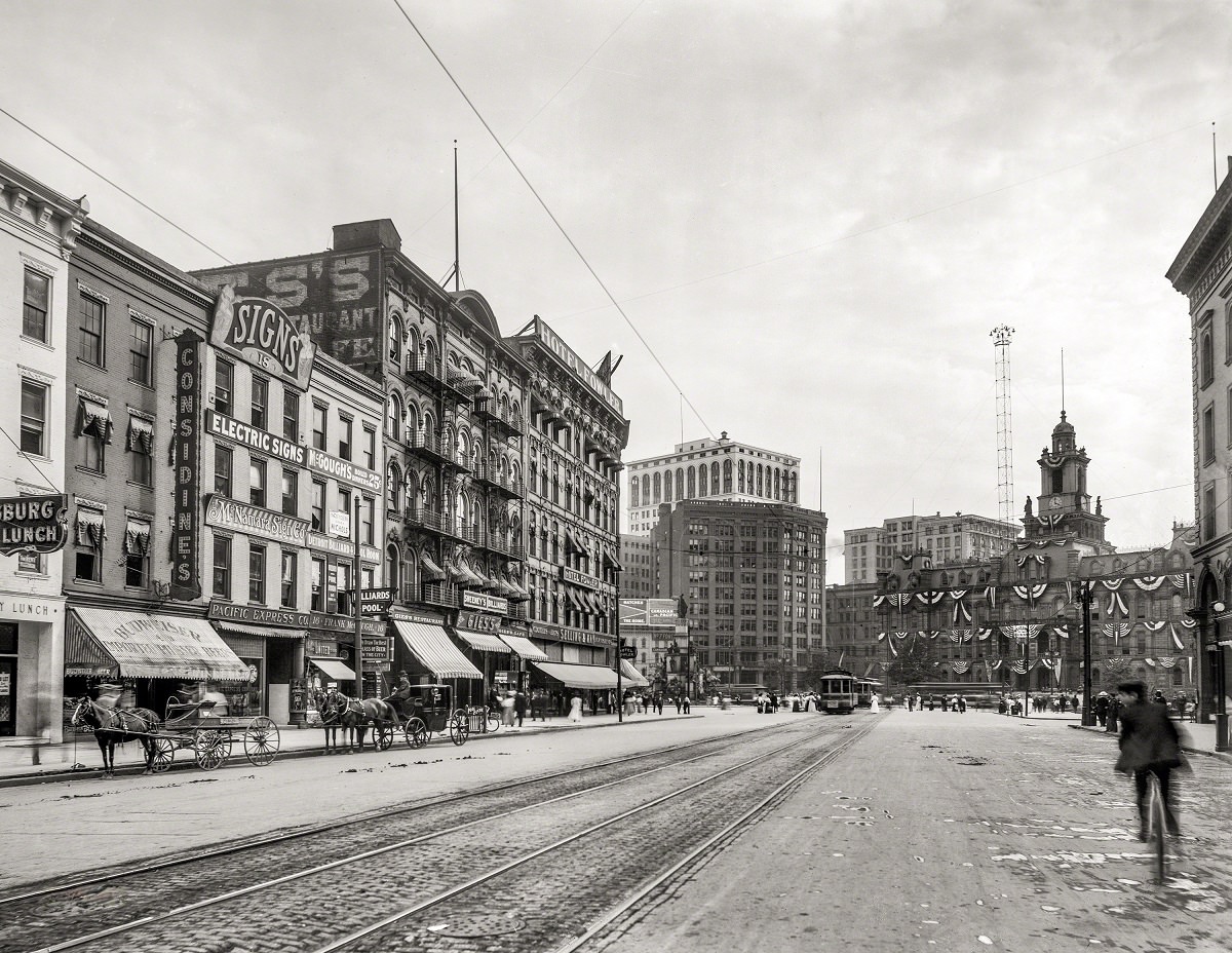 Monroe Avenue and City Hall, Detroit circa 1910.
