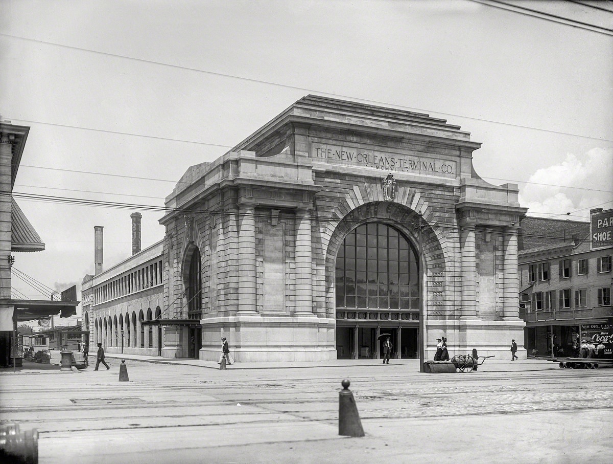 Terminal Station at Canal Street, New Orleans circa 1910.