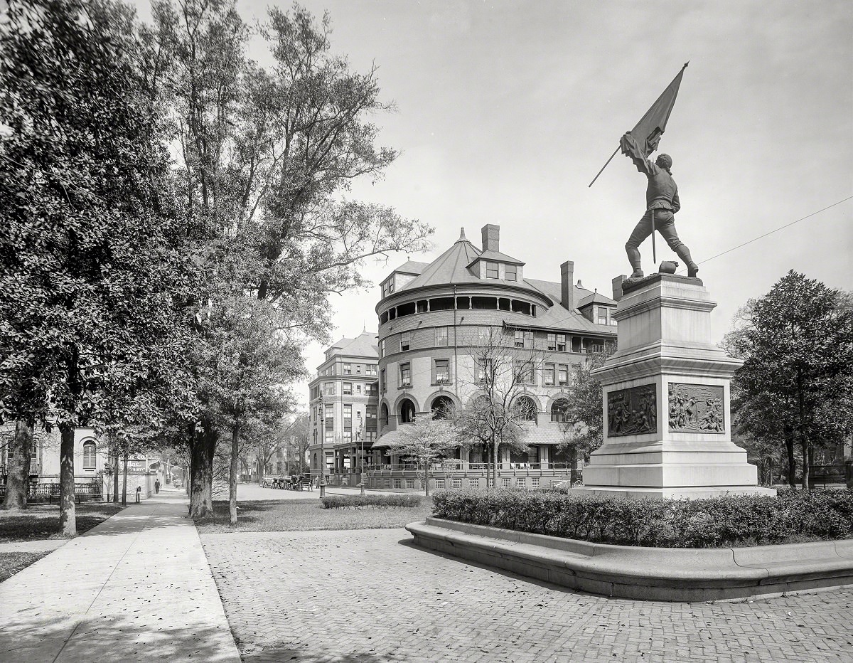 DeSoto Hotel and Jasper monument, Madison Square, Savannah, Georgia, circa 1910.