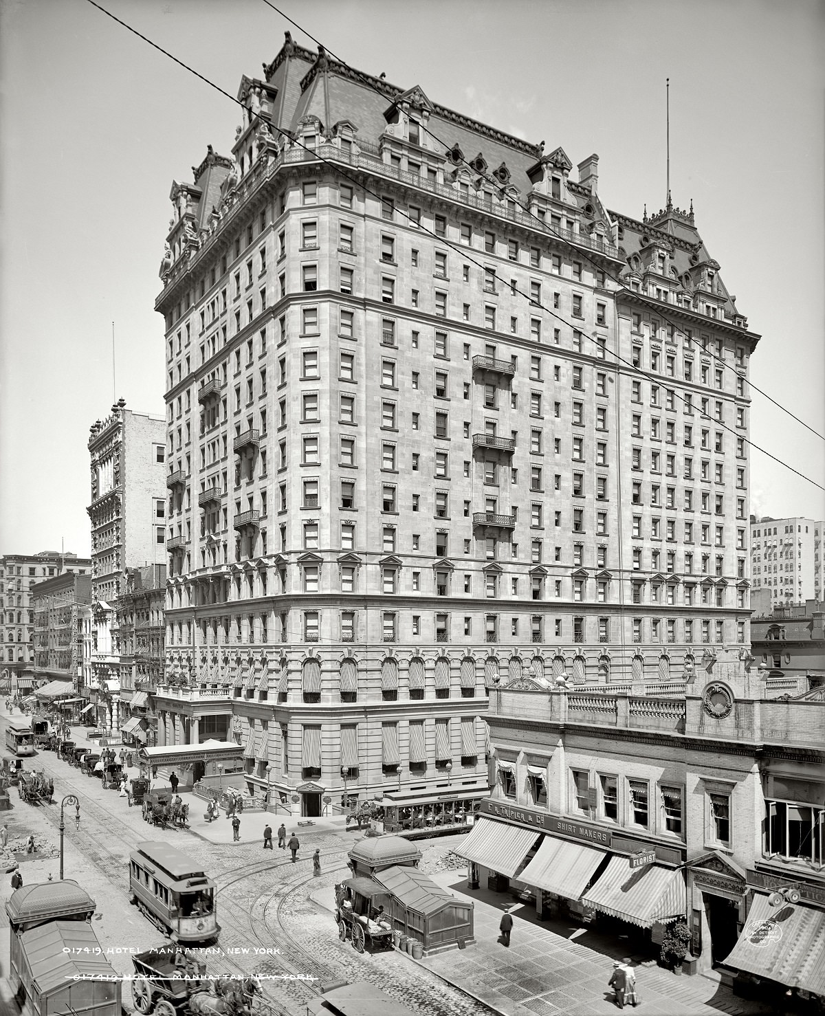Hotel Manhattan, 42nd Street, New York circa 1904.