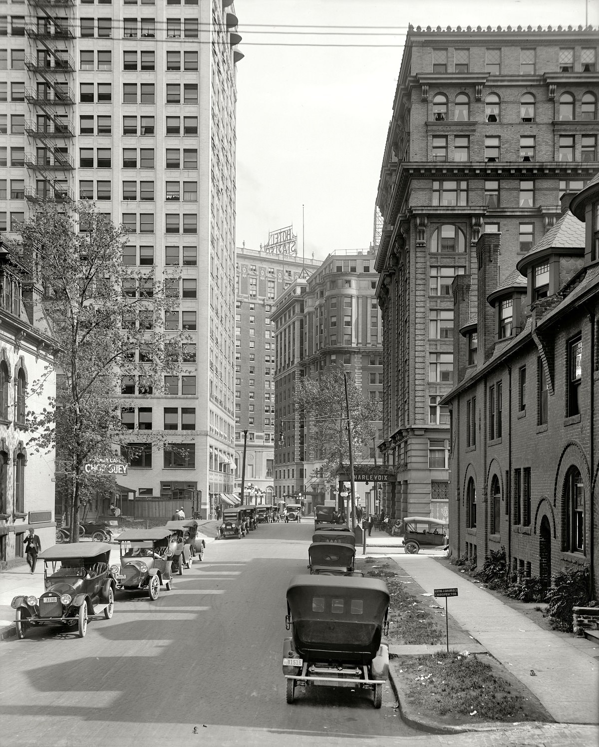 Hotel Charlevoix, Park Boulevard canyon, Detroit, 1916.