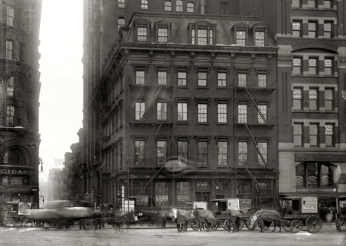 The Sun newspaper building on New York's Park Row, 1914.