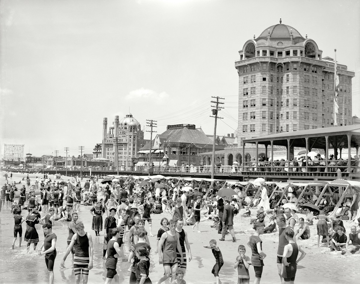 Hotel Traymore, Atlantic City, New Jersey circa 1906.