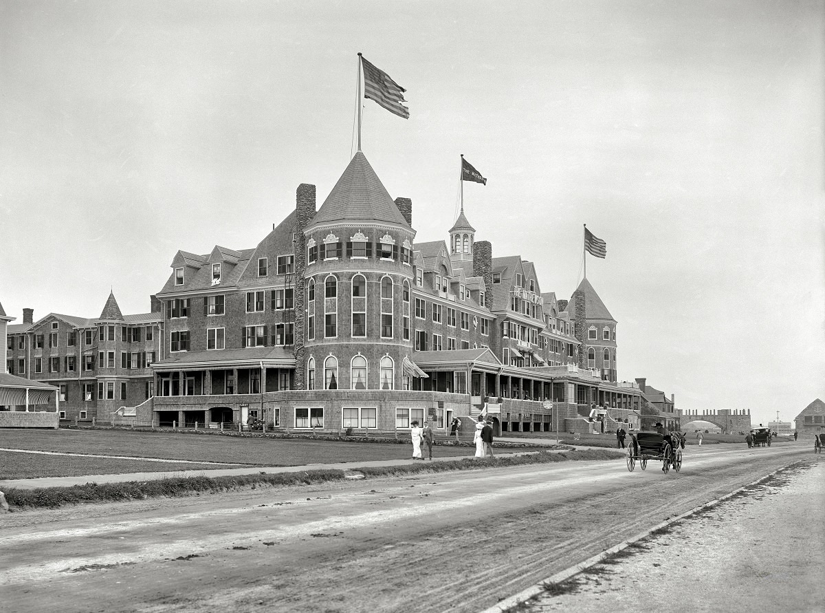 Hotel New Mathewson, Narragansett Pier, Rhode Island, circa 1910.