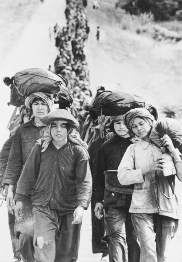 A line of a thousand Cambodian refugees makes it into Thailand, Klong Kwang, Thailand. 1979.