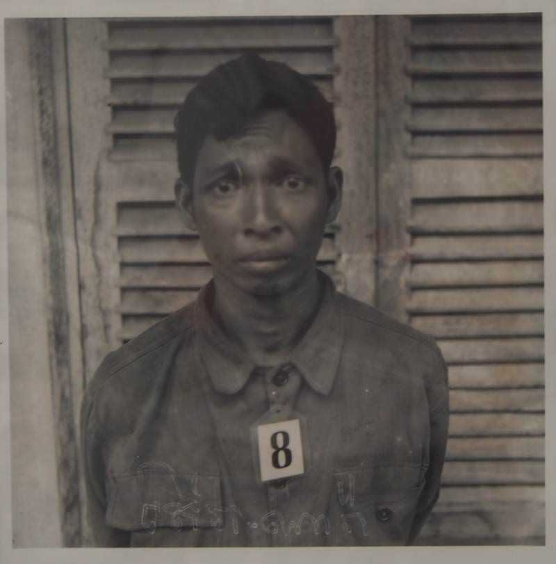 A Tuol Sleng börtön belsejében rémült fogoly, ahol közel 20 000 ember volt bezárva Tuol Slengbe, csak hét maradt fenn.