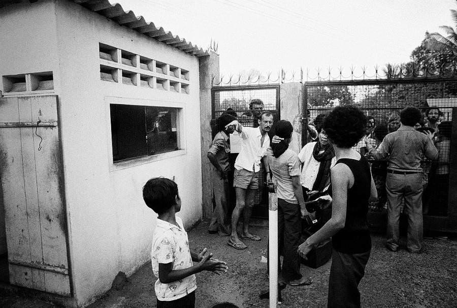 A Phnom Penh-i francia nagykövetség küzd a védelemért küzdő emberek hordáinak kezelése érdekében, 1975