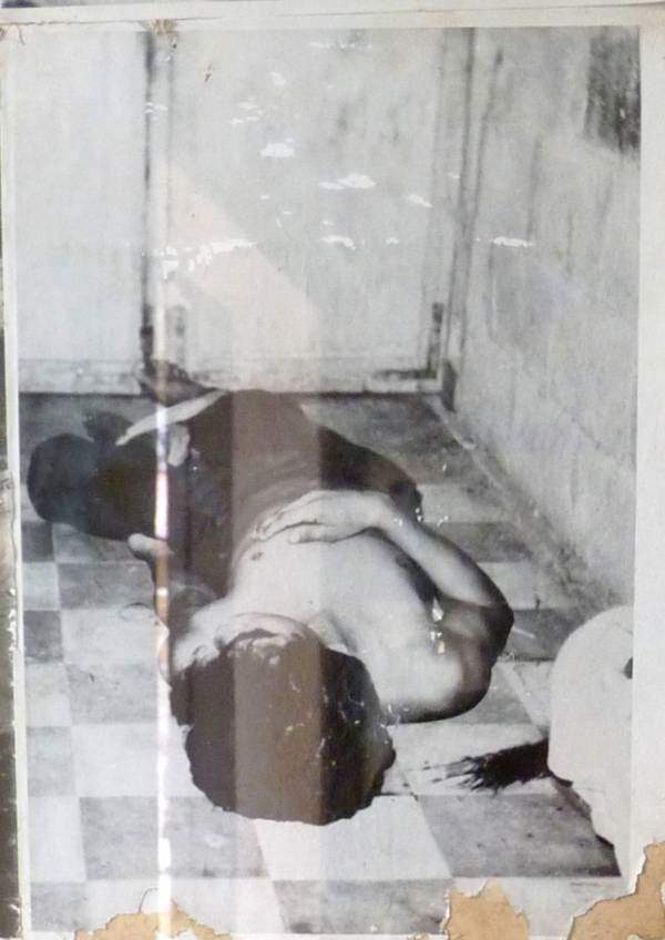 Egy halott ember teste a földön fekszik Tuol Slengnél, miután a Khmer Rouge meggyilkolta.