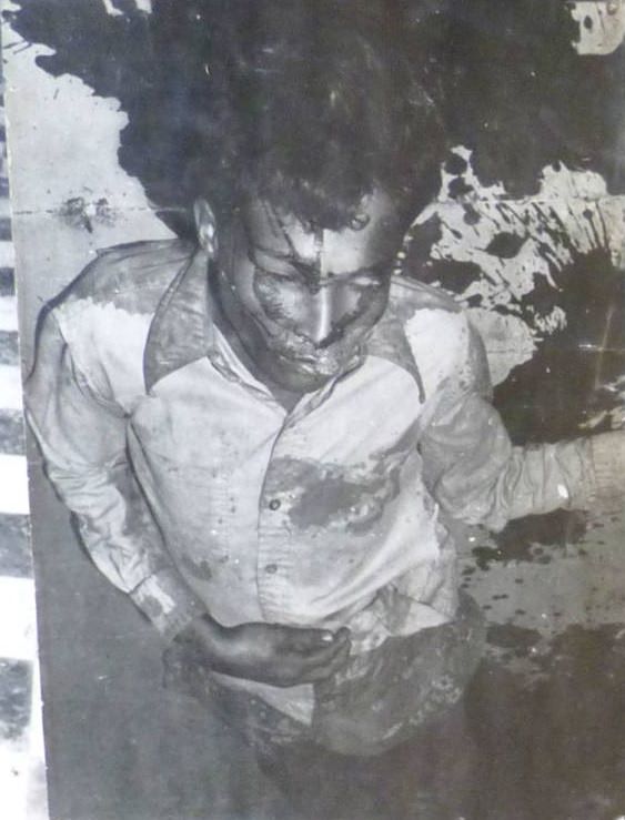 Egy fogoly vérzik a Tuol Sleng padlóján, Phnom Penh, 1976