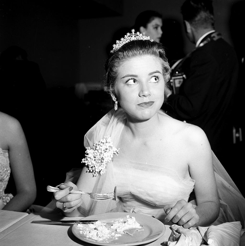 Dolores Hart enjoying her lunch, 1957