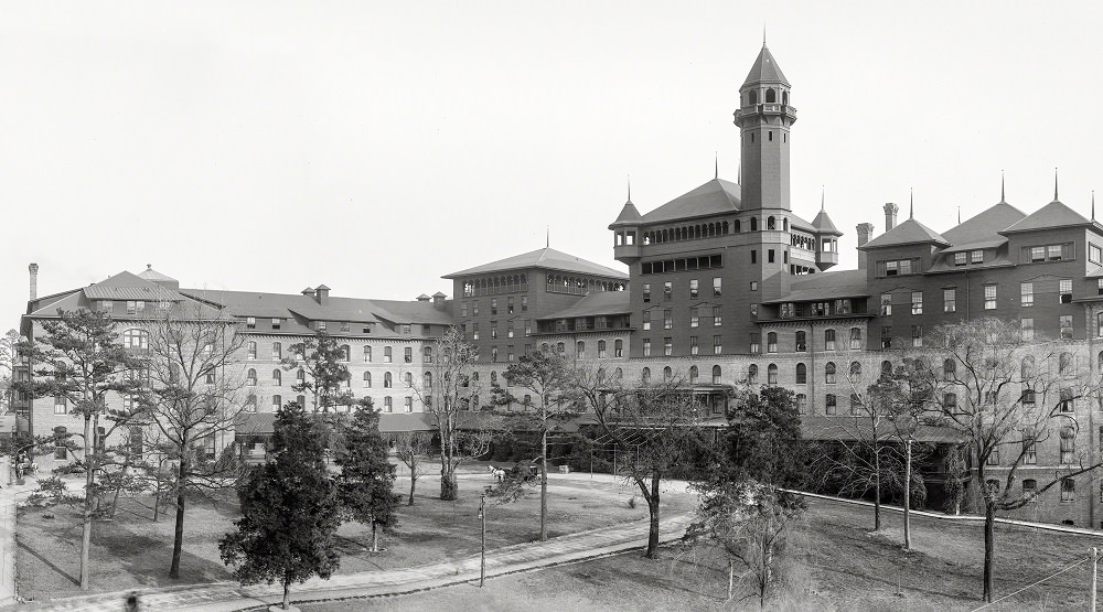 The Eastman Hotel, Hot Springs, Arkansas, circa 1901. It was constructed in 1890 and demolished in 1946