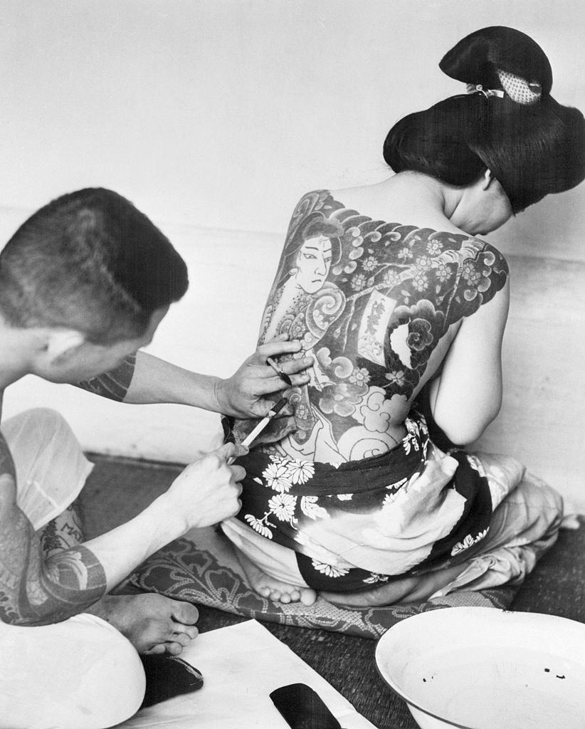 Japanese artist Tattooing the women, 1946.