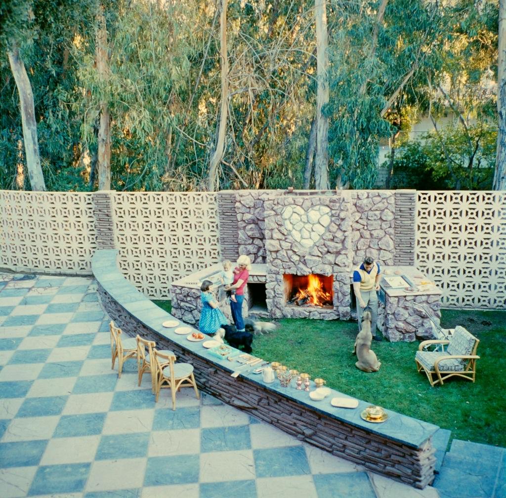 Jayne Mansfield with her husband in backyard of Pink Palace, 1960s