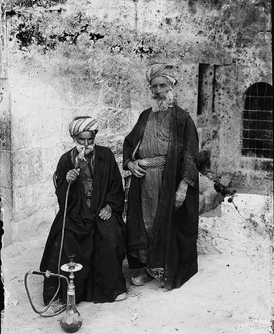 Két ember dohányzik a Betlehem utcáin, Circa 1900-1920.